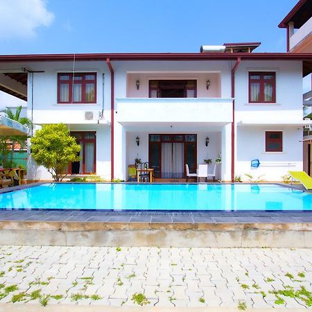 The Blue Beach Guesthouse Негомбо Екстериор снимка