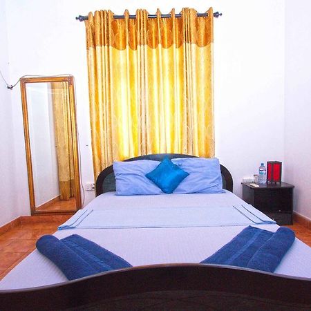 The Blue Beach Guesthouse Негомбо Екстериор снимка