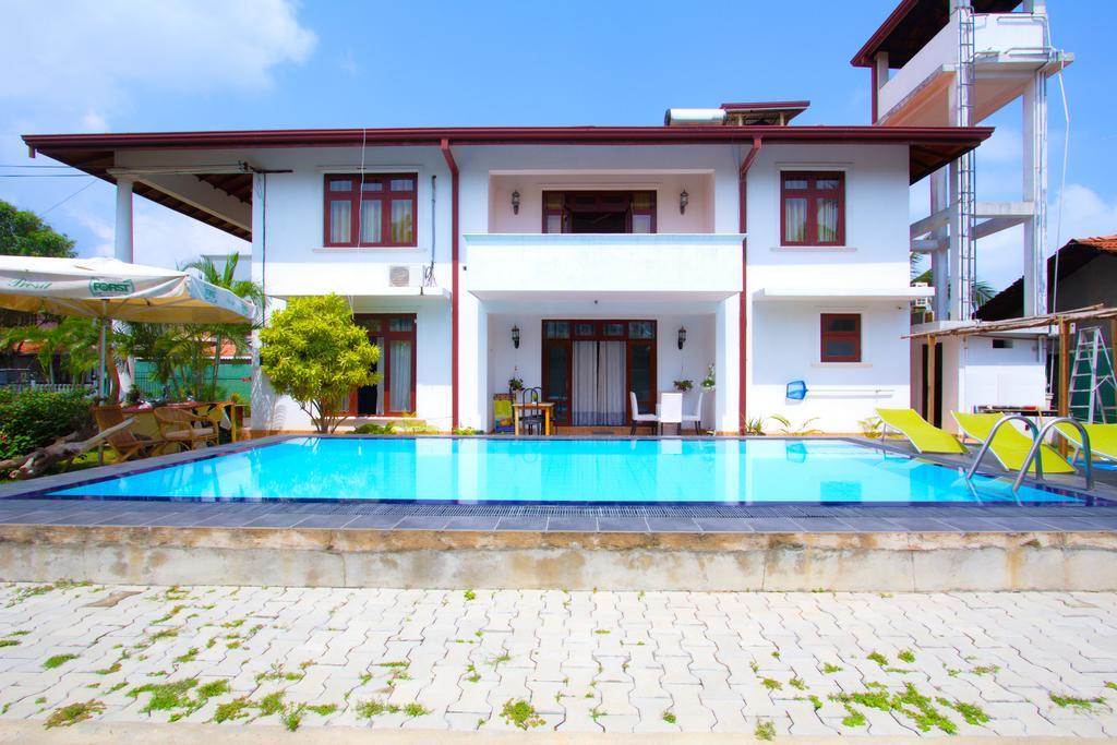 The Blue Beach Guesthouse Негомбо Екстериор снимка