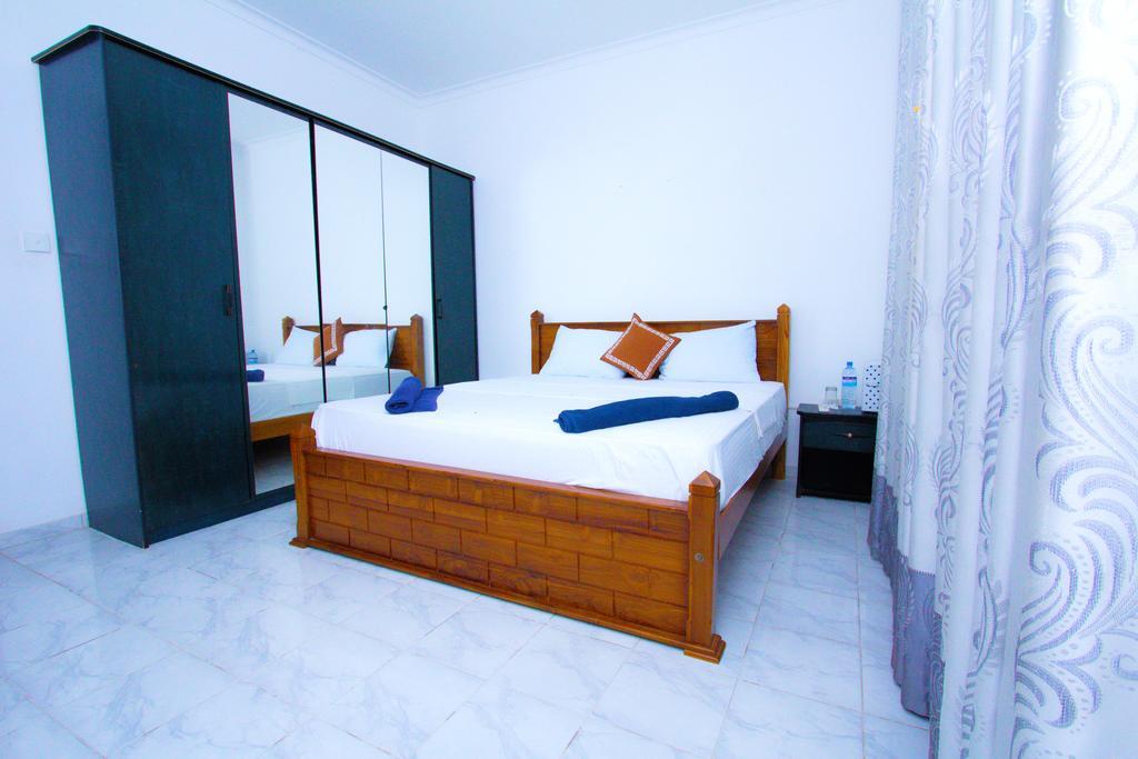 The Blue Beach Guesthouse Негомбо Екстериор снимка