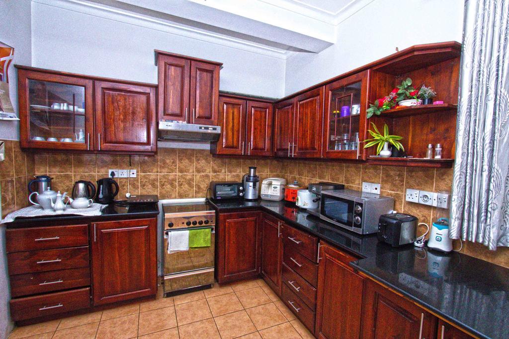 The Blue Beach Guesthouse Негомбо Екстериор снимка