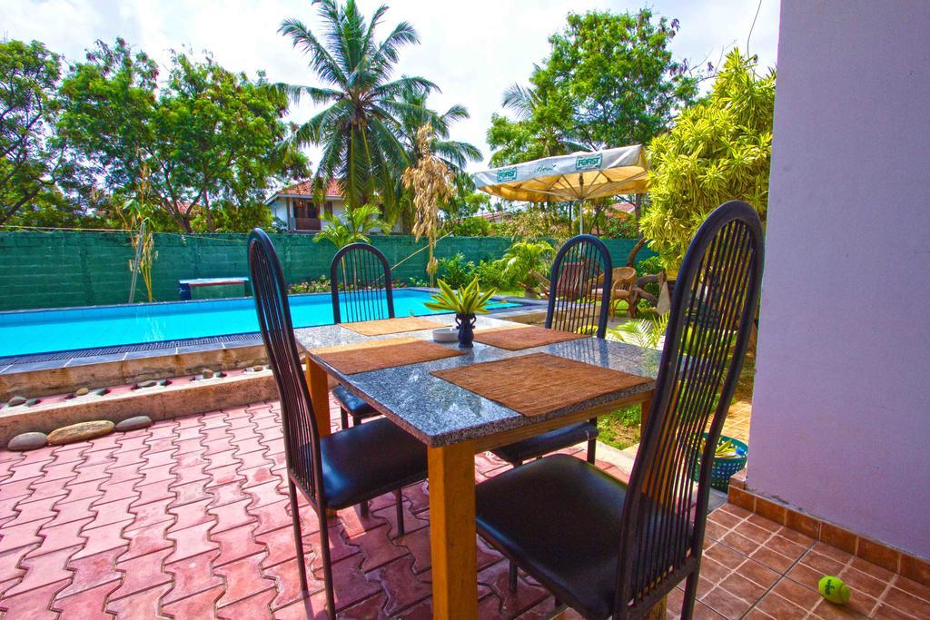 The Blue Beach Guesthouse Негомбо Екстериор снимка