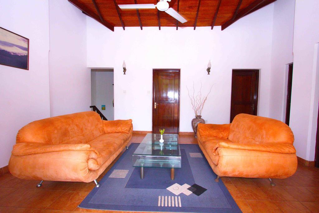 The Blue Beach Guesthouse Негомбо Екстериор снимка