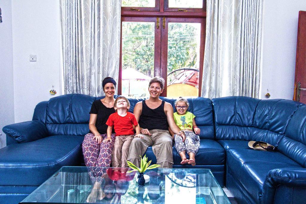 The Blue Beach Guesthouse Негомбо Екстериор снимка