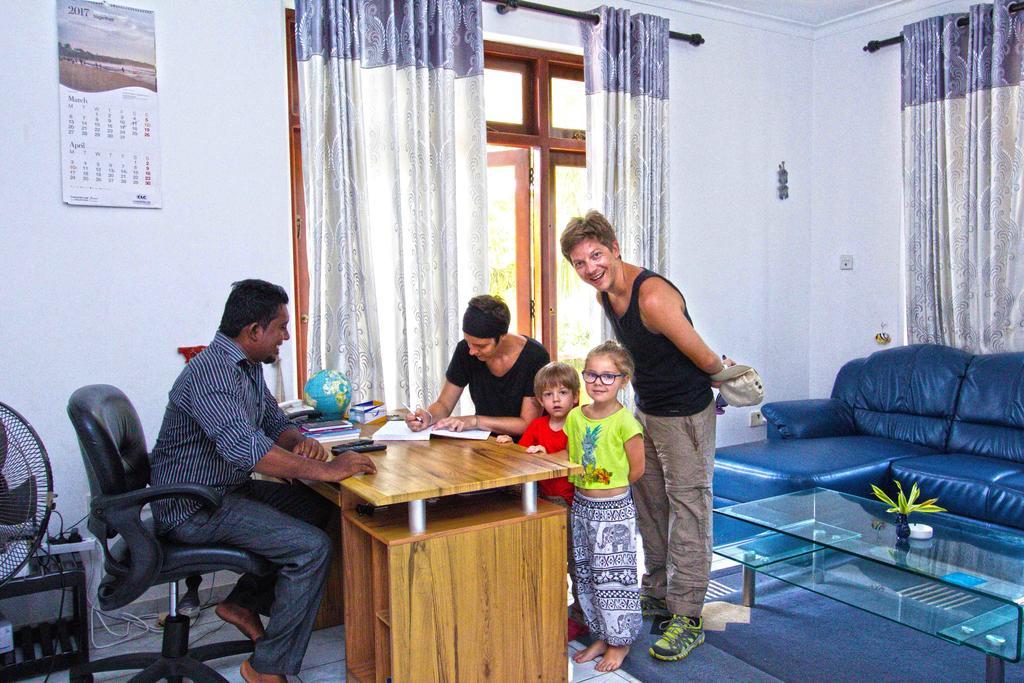 The Blue Beach Guesthouse Негомбо Екстериор снимка