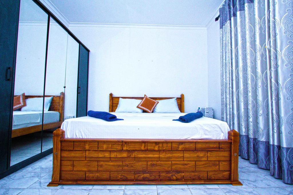 The Blue Beach Guesthouse Негомбо Екстериор снимка