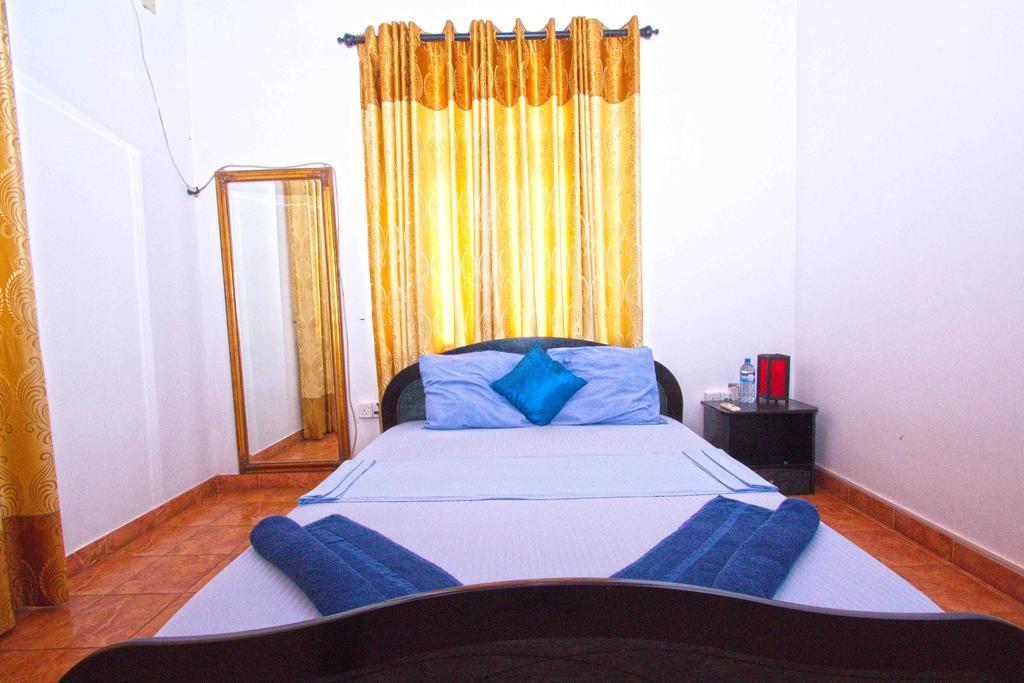 The Blue Beach Guesthouse Негомбо Екстериор снимка