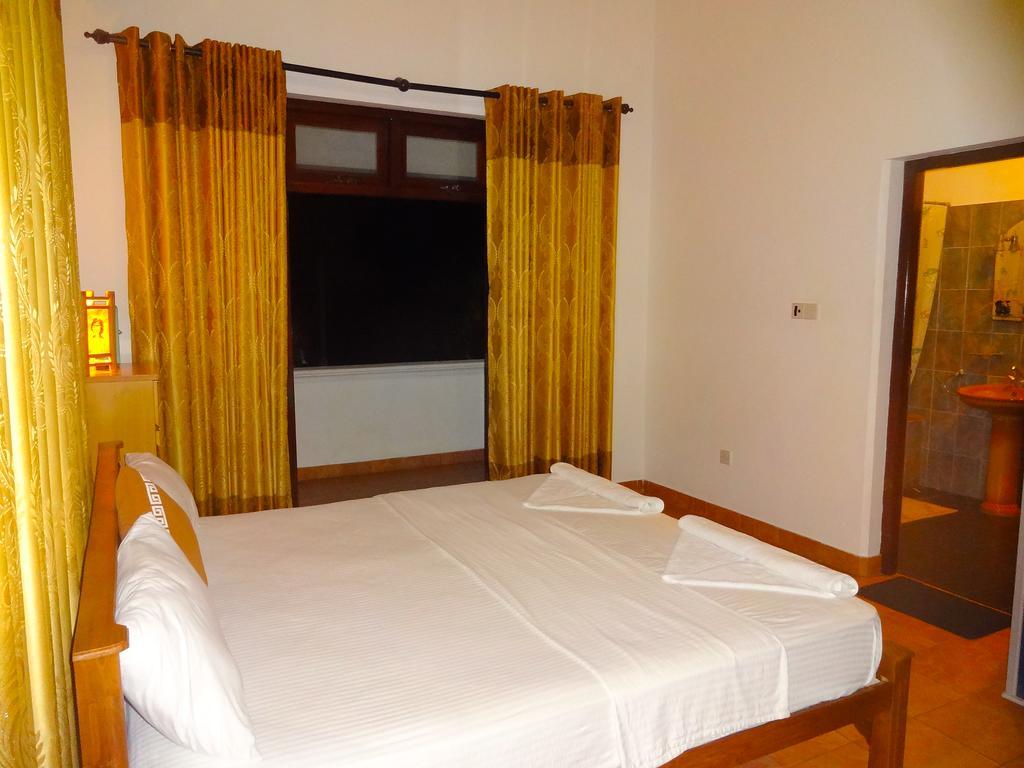 The Blue Beach Guesthouse Негомбо Екстериор снимка