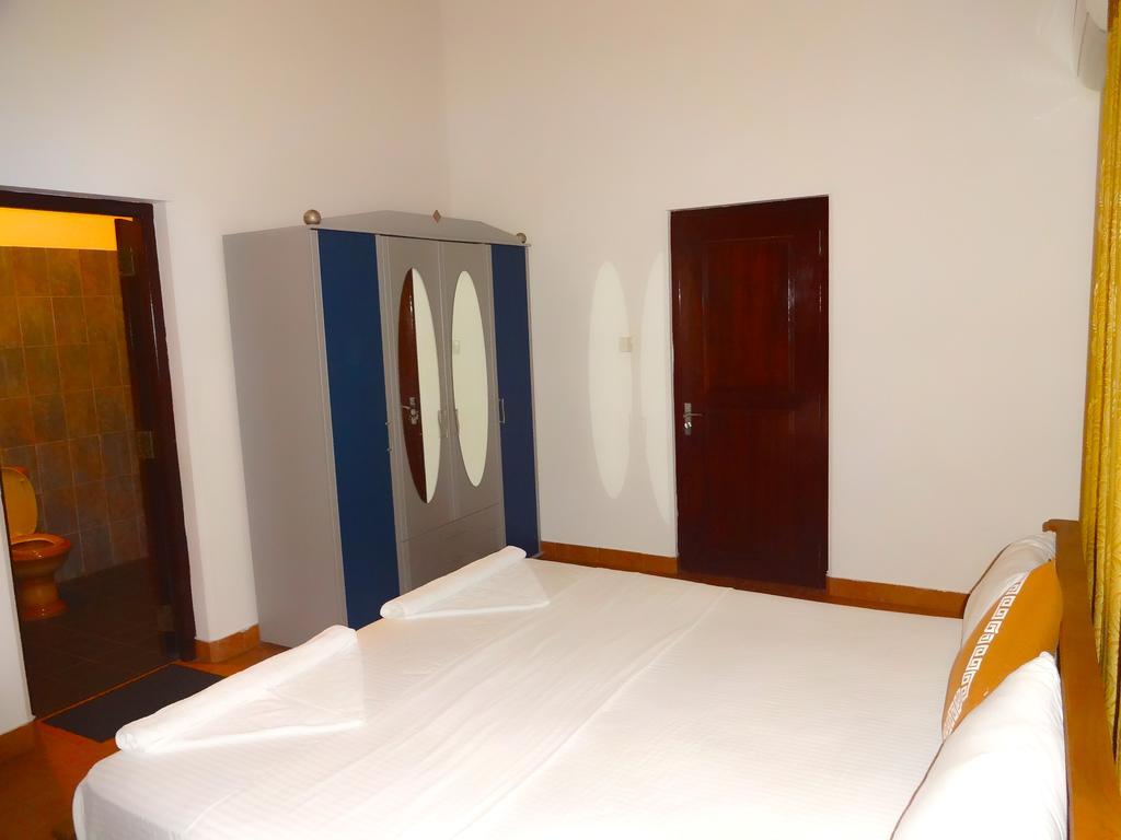 The Blue Beach Guesthouse Негомбо Екстериор снимка