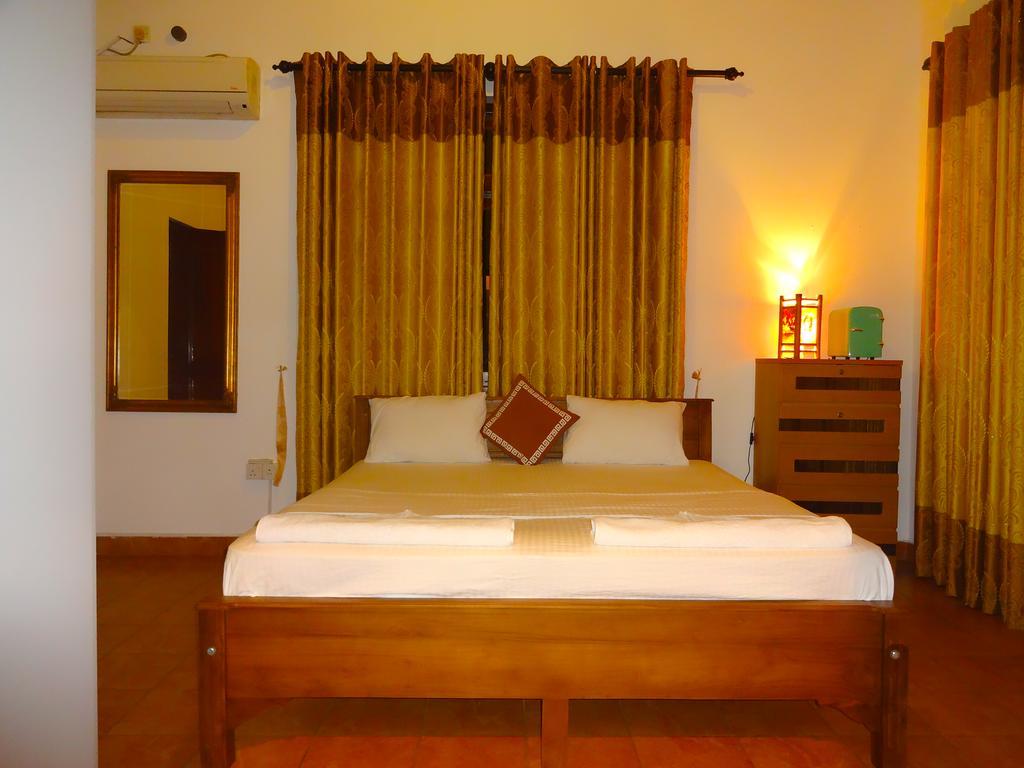 The Blue Beach Guesthouse Негомбо Екстериор снимка