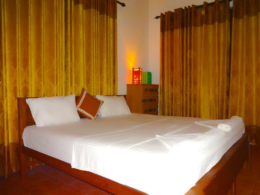 The Blue Beach Guesthouse Негомбо Екстериор снимка