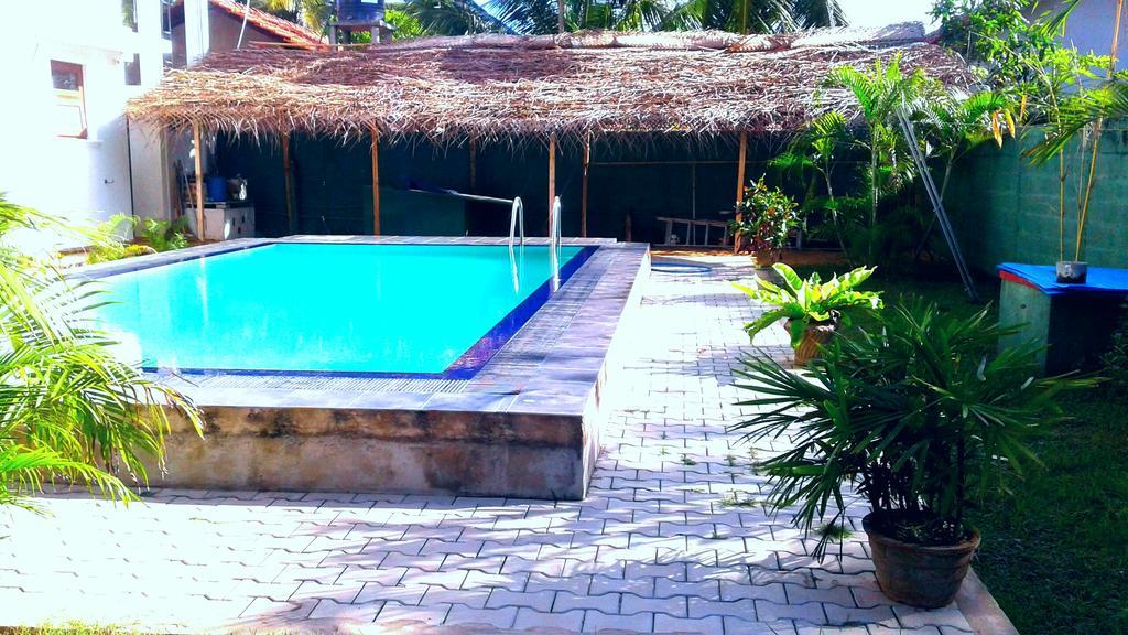 The Blue Beach Guesthouse Негомбо Екстериор снимка