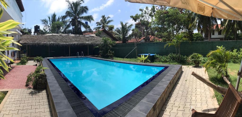 The Blue Beach Guesthouse Негомбо Екстериор снимка