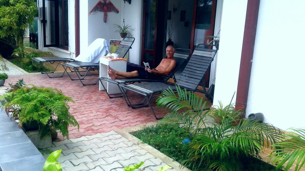 The Blue Beach Guesthouse Негомбо Екстериор снимка