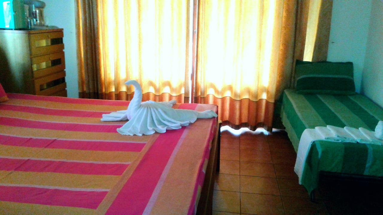 The Blue Beach Guesthouse Негомбо Екстериор снимка