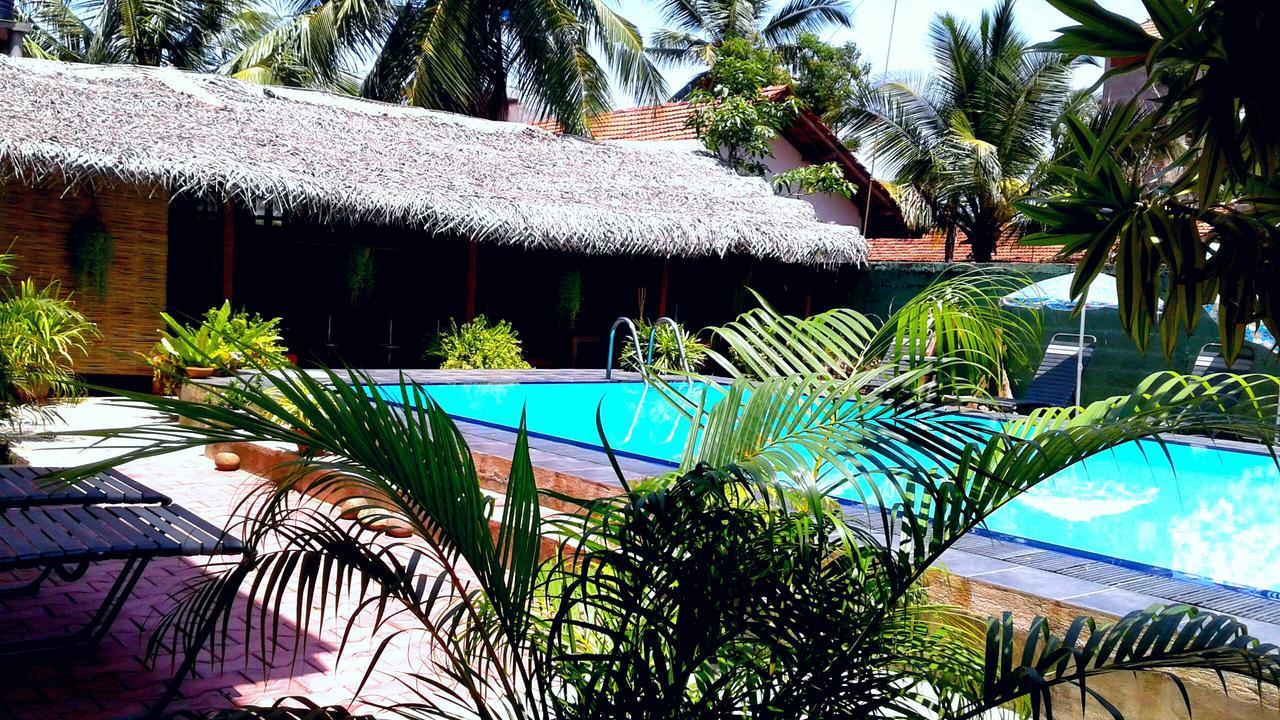The Blue Beach Guesthouse Негомбо Екстериор снимка